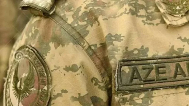 Ադրբեջանցի զինվորականը տներից մեկում հաց է կերել, տանտիրոջ պիջակը հագել ու դուրս է եկել գյուղամեջ. ԶԼՄ