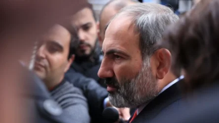 Վայոց Ձորում քաղաքացին անձրևանոցը նետել է Փաշինյանի ուղղությամբ․ միջադեպ մարզային այցի ժամանակ