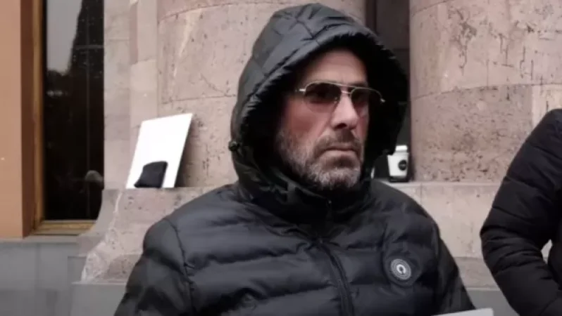 «Գնանք Ալիևին դիմե՞նք, դա էլ կանենք... այս ընթացքում 2 ծնող է մահացել՝ չտեսնելով իրենց երեխեքին». բողոքի ակցիա` կառավարության շենքի դիմաց