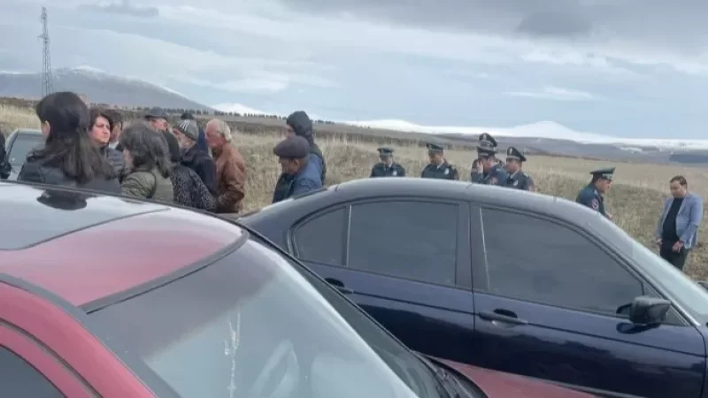 Փորձում են համոզել գերիների հարազատներին. իրավիճակը` Գյումրի-Բավրա ճանապարհին