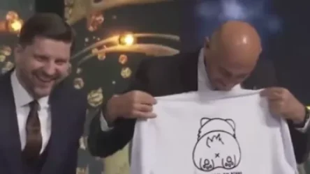 ՏԵՍԱՆՅՈՒԹ․  Լուկաշենկոն լրագրողներին շան նկարներով շապիկներ է նվիրել