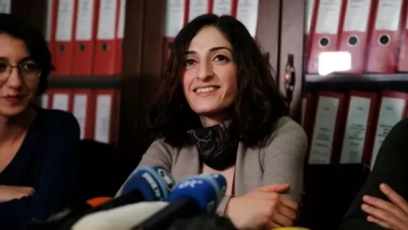 Թուրքիայում դատարանն արդարացրել է գերմանացի լրագրողուհուն. նա մեղադրվում էր ահաբեկիչներին աջակցելու մեջ