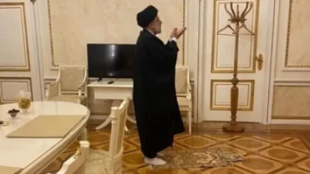 Պուտինի հետ բանակցություններից հետո Իրանի նախագահը Կրեմլում նամազ է արել