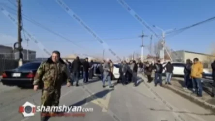 «Մենք պահանջում ենք, որպեսզի վերականգնվի թիվ 44 երթուղին»․ Մարմարաշեն գյուղի բնակիչները փակել են ճանապարհը