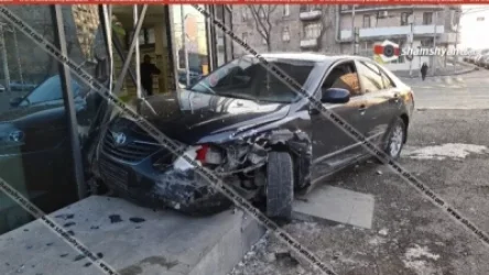 Վթարից հետո Toyota Camry-ն հայտնվել է կլինիկայի և դեղատան տարածքում