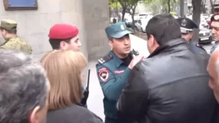 ՏԵՍԱՆՅՈՒԹ. «Կոռե՛կտ խոսա հլը». ոստիկանը` ցուցարարին. լարված իրավիճակ կառավարության դիմաց