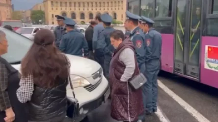 ՏԵՍԱՆՅՈՒԹ. Երթևեկությունը կաթվածահար է. Ազատում զոհված զինծառայողների հարազատները փողոց են փակել