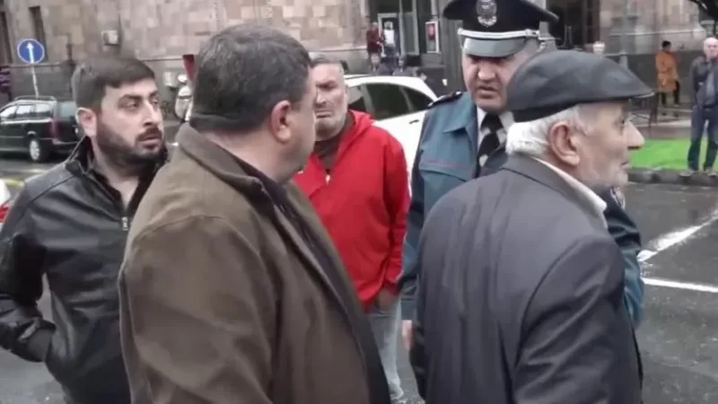 Ազատ գյուղում զոհված 15 զինծառայողի հարազատները փակել են Ամիրյան փողոցը