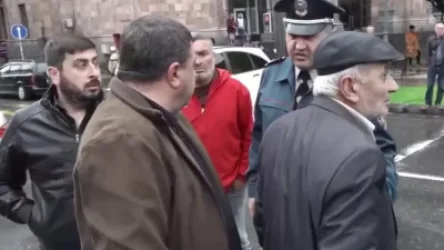 Ազատ գյուղում զոհված 15 զինծառայողի հարազատները փակել են Ամիրյան փողոցը