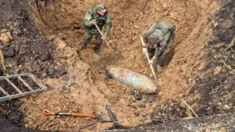 Բելգորոդում բահերի օգնությամբ փորձում են դուրս բերել վտանգավոր ավիառումբը