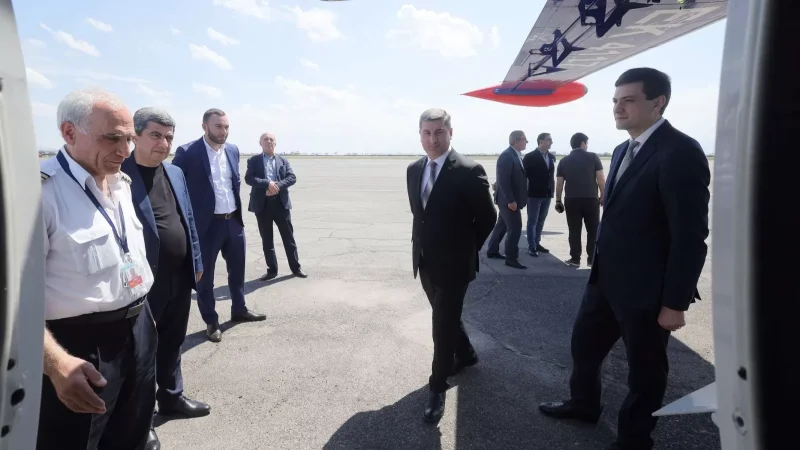 ԼՈՒՍԱՆԿԱՐՆԵՐ․ Գնել Սանոսյանն դիմավորել է Երևան-Կապան-Երևան փորձնական թռիչք իրականացրած օդանավը