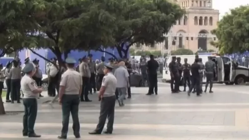 Զոհվածների հարազատների բողոքի ակցիան՝ Կառավարության դիմաց