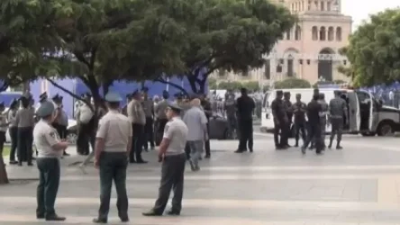 Զոհվածների հարազատների բողոքի ակցիան՝ Կառավարության դիմաց