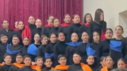 ՏԵՍԱՆՅՈՒԹ․ Երևանի դպրոցներից մեկի աշակերտները լալիս են Արցախին նվիրված երգը երգելիս