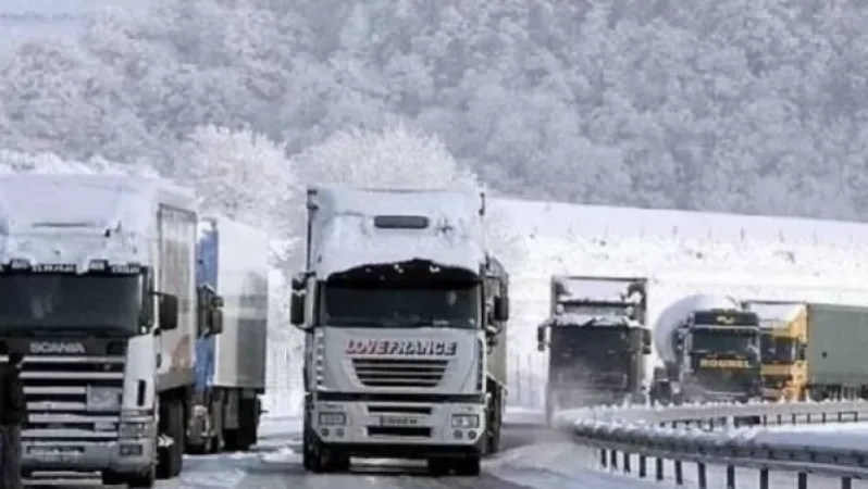 Բեռնատարներ են բախվել․ ճանապարհը երկկողմանի փակ է