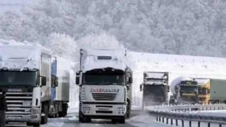 Բեռնատարներ են բախվել․ ճանապարհը երկկողմանի փակ է