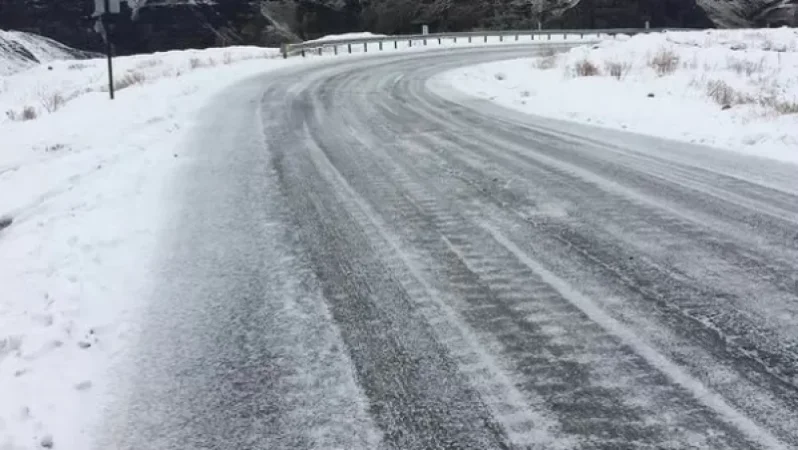 There is black ice in parts of the Stepanaavan bend. Stepantsminda-Larsi is open. EMERCOM