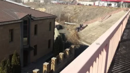 Բղավել է, որ պարտքեր ունի, որոնք չի կարողանում «փակել»․ քաղաքացին անցել է կամրջի վտանգավոր եզրագիծը․ «Հրապարակ»