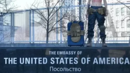 ԼՈՒՍԱՆԿԱՐՆԵՐ․ Մերկ ուկրաինուհին բողոքի ակցիա է իրականացրել ԱՄՆ դեսպանատան մոտ՝ «վախկոտ մի եղիր» կոչով