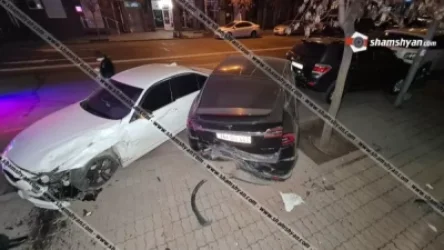 ՏԵՍԱՆՅՈՒԹ. Ինչպես է 23-ամյա վարորդը BMW-ով բախվում կայանված Tesla-ին