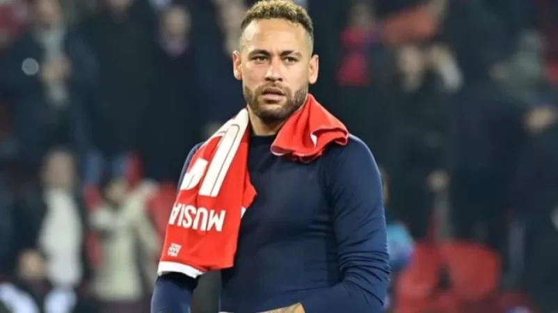 «Նեյմար, կորիր».  ՊՍԺ-ի երկրպագուները բողոքի ակցիա են արել ֆուտբոլիստի տան դիմաց