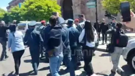 ՏԵՍԱՆՅՈՒԹ. Ոստիկանները բերման ենթարկեցին բողոքի ակցիա անող քաղաքացիներից մեկին