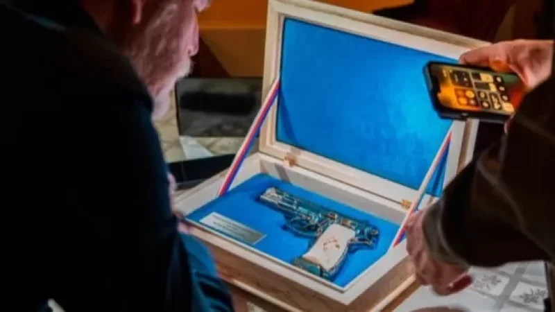 Չեխիայի նախագահը հրազեն է նվիրել Զելենսկիին