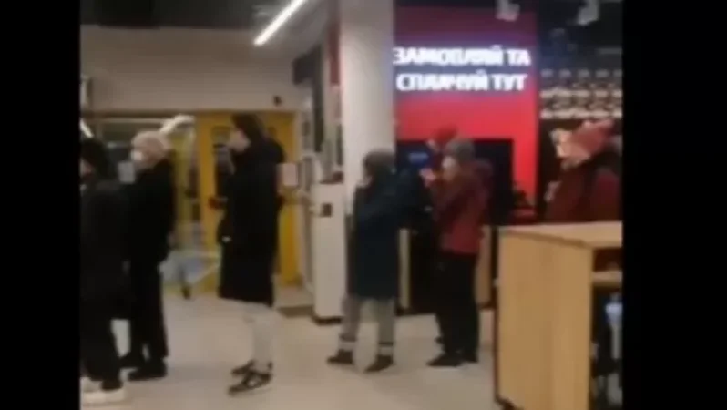 Մարդիկ պատսպարվում են Կիևի մետրոյի կայարաններում, խանութների և բանկոմատների մոտ հերթեր են