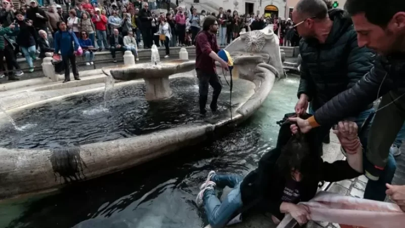 «Մեր ապագան այս ջրի նման սև է». ակտիվիստները սև հեղուկ են լցրել Հռոմի Չորս գետերի շատրվանի մեջ