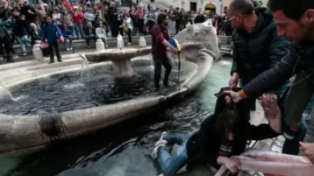 «Մեր ապագան այս ջրի նման սև է». ակտիվիստները սև հեղուկ են լցրել Հռոմի Չորս գետերի շատրվանի մեջ