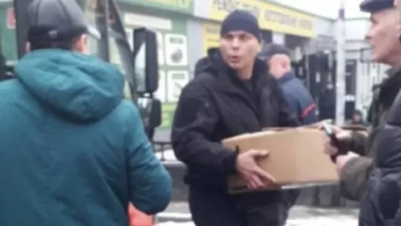 Խարկովի մետրոյի կայարանների մոտ հաց են բաժանում