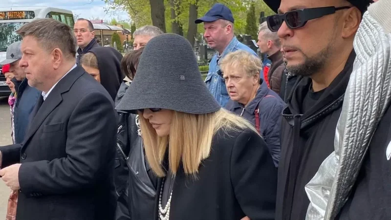 Photographs: Pugacheva's Watch Disappeared During Yudashkin's Funeral; Suspects Identified