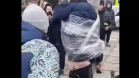 18+ ՏԵՍԱՆՅՈՒԹ․ Ուկրաինայում գողություն կատարած տղամարդուն կապել են սյանը և մտրակում են