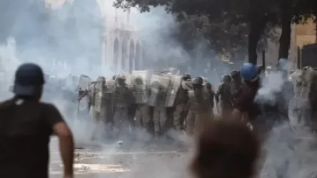 Ցուցարարները հրկիզել են անվադողերն ու իրավապահների վրա վառվող խառնուրդով շշեր նետել. բողոքի ցույց Բեյրութում