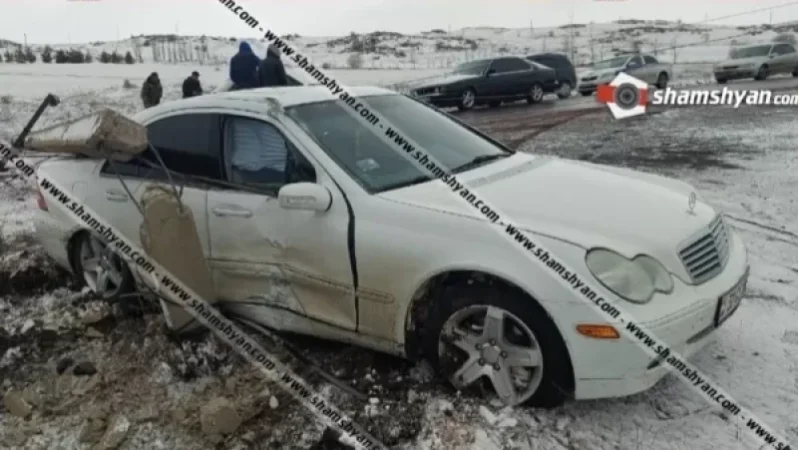 Մերկասառույցի պատճառով Mercedes-ը բախվել է էլեկտրասյանը, տապալել այն և հայտնվել դաշտում. հոսպիտալացվել են ընտանիքի անդամներ