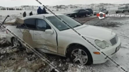 Մերկասառույցի պատճառով Mercedes-ը բախվել է էլեկտրասյանը, տապալել այն և հայտնվել դաշտում. հոսպիտալացվել են ընտանիքի անդամներ