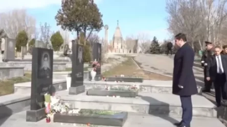 Նախարար Սուրեն Պապիկյանն ու տեղակալները ծաղիկներ են խոնարհել Արցախյան պատերազմներում նահատակվածների շիրիմներին