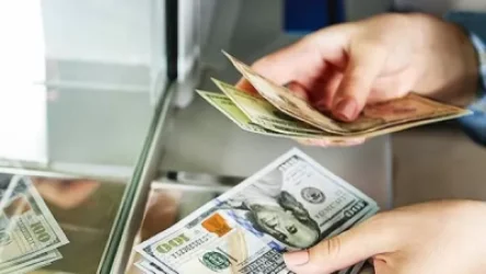 Դոլարը շարունակում է գահավիժել․ ինչ իրավիճակ է ՀՀ-ում գործող բանկերում