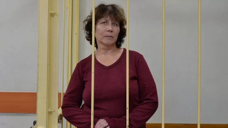 Պուտինի ծնողների գերեզմանին գրություն թողած կինը դատապարտվել է 2 տարվա պայմանական ազատազրկման