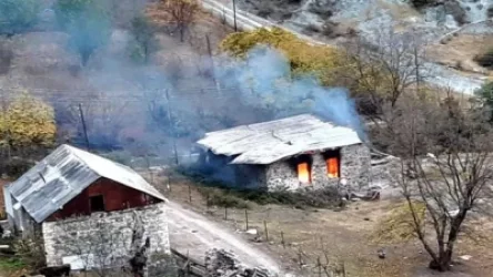 Լուսանկարներ. Արցախցիները այրում են իրենց տները և հեռանում