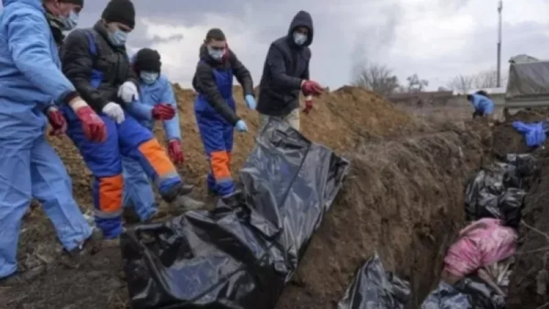 Մարիուպոլում խաղաղ բնակիչներին հուղարկավորել են զանգվածային գերեզմաններում