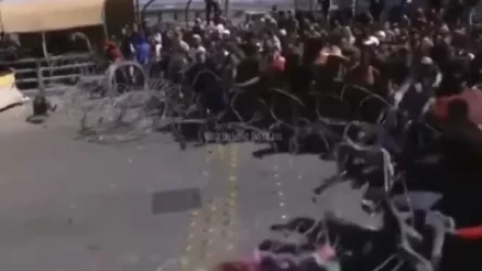 ՏԵՍԱՆՅՈՒԹ․ ԱՄՆ-Մեքսիկա սահմանին ներգաղթյալները փորձում են ճեղքել ոստիկանական պատնեշը