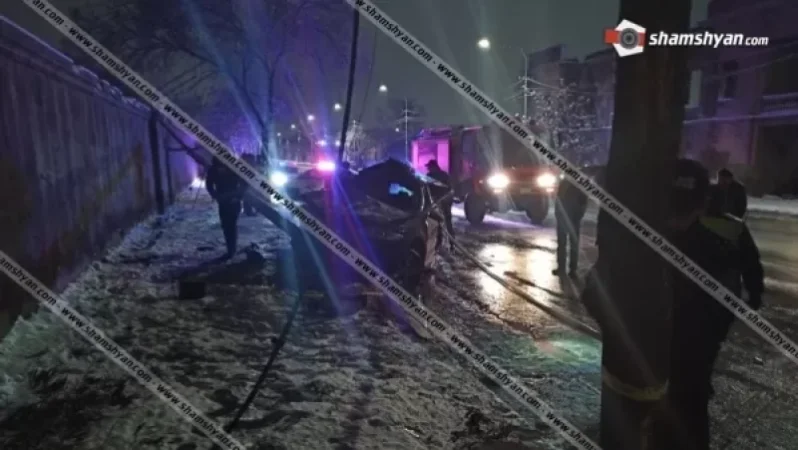 Խոշոր ավտովթար՝ Երևանում. Toyota Corolla-ն տապալել է երկաթե էլեկտրասյունը