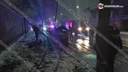 Խոշոր ավտովթար՝ Երևանում. Toyota Corolla-ն տապալել է երկաթե էլեկտրասյունը