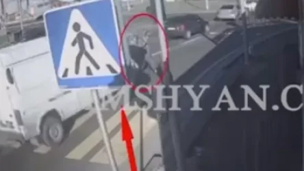 Տեսախցիկը ֆիքսել է Երևանում տեղի ունեցած վրաերթի պահը․ մայրն ու որդին հիվանդանոցում են