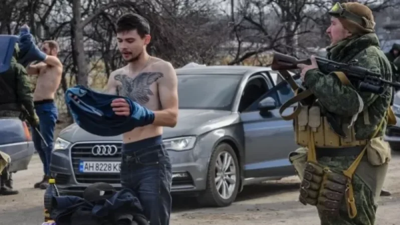 Մարիուպոլի մոտ ռուս զինվորականները մերկացնում են տղամարդկանց. փնտրում են «Ազովի» գրոհայիններին