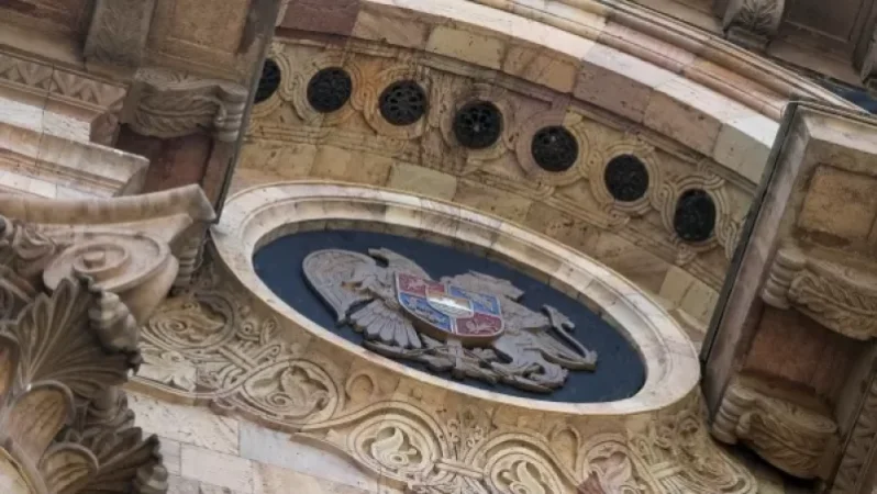 ԱԺ շենքի ճակատային մասում տեղադրված ՀՀ պետական զինանշանը հանվել է․ հայտնի է, թե ինչու