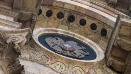 ԱԺ շենքի ճակատային մասում տեղադրված ՀՀ պետական զինանշանը հանվել է․ հայտնի է, թե ինչու