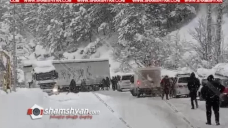 Դիլիջանի ոլորաններում խցանումն անցնում է մի քանի կիլոմետրը. քաղաքացիները փորձում են ճանապարհը փակած բեռնատարն ուղղել