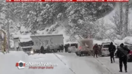 Դիլիջանի ոլորաններում խցանումն անցնում է մի քանի կիլոմետրը. քաղաքացիները փորձում են ճանապարհը փակած բեռնատարն ուղղել